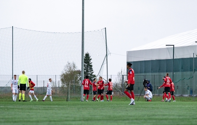 Transi m&auml;ngijad Daniil Tarassenkovit ja Tristan Koskorit &otilde;nnitlemas. Foto: Liisi Troska / jalgpall.ee