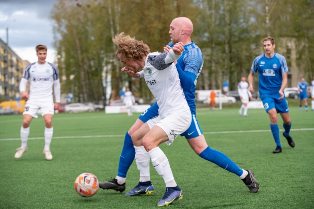 Rauno Alliku võitluses Kevin Andersoniga. Foto: Liisi Troska / jalgpall.ee