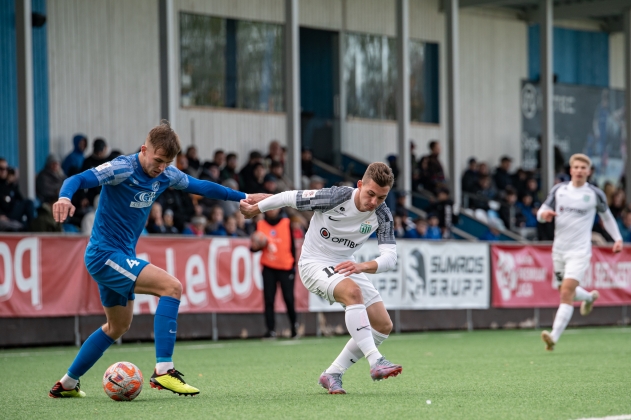 Aleksandr Šapovalov piiramas Tanel Tammikut. Foto: Liisi Troska / jalgpall.ee