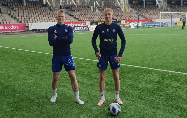 Karl Kikas (vasakul) ja Jonatan Saarnak (paremal) käisid testimisel Soomes HJK-s. Foto: Mario Degtjov