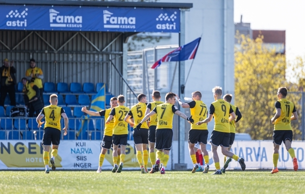 P&auml;rnu mehed t&auml;histamas esimest v&auml;ravat f&auml;nnide ees. Foto: Jana Pipar