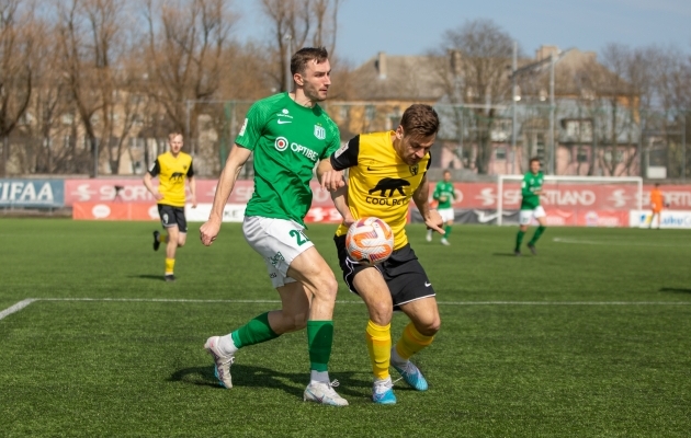 11. vooru sümboolne koosseis seisab rohekollasel vundamendil