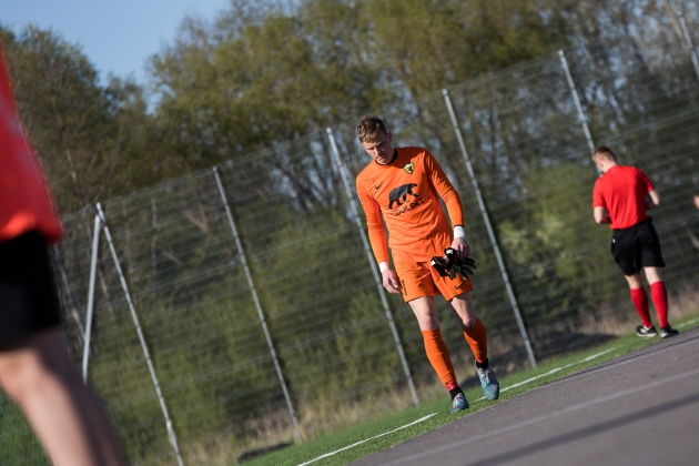 Hendrik Vainu jalutamas punase kaardi järel nukralt väljakult minema. Foto: Katariina Peetson / jalgpall.ee