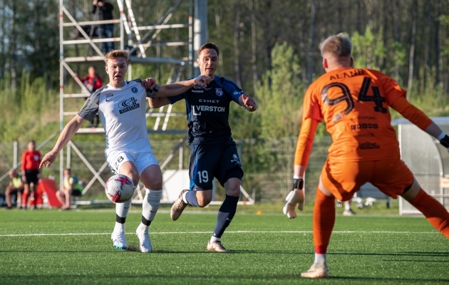 Rasmus Kallas (vasakul) duellis Siim Lutsuga. Foto: Liisi Troska / jalgpall.ee