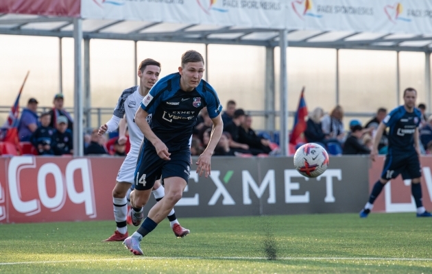 Robi Saarma m&auml;ngus Tammeka vastu. Foto: Liisi Troska / jalgpall.ee