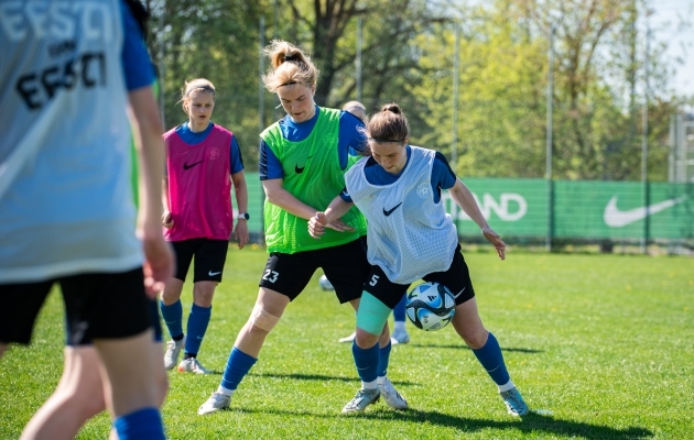 Jane Mirjam ja Anna-Mariin Juksar mängueelsel treeningul. Foto: Liisi Troska / jalgpall.ee