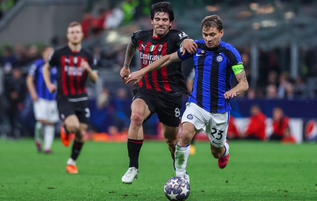 AC Milani poolkaitsja Sandro Tonali ajab taga Interi kolleegi Nicolo Barellat. Foto: Scanpix / Fabrizio Carabelli / LiveMe / SIPA