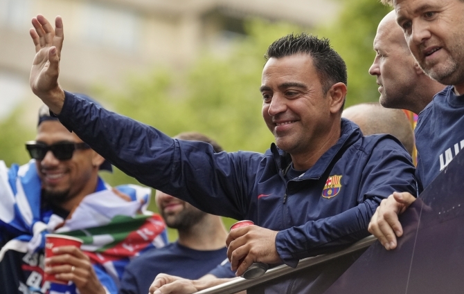 Kontoris käpardid, platsil parimad: kuidas Xavi ummisjalu hädade eest põgeneva Barcelona mülkast välja tiris