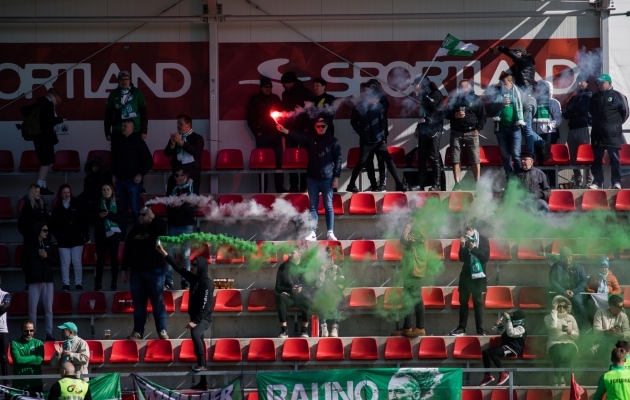 Kuidas juua tribüünil nii, et keelekaste ei saa naljalt topsist otsa?