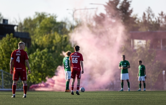 Teise poolaja alguses pandi m&auml;ng hetkeks seisma, sest mehed mattusid tossu sisse. Foto: Jana Pipar