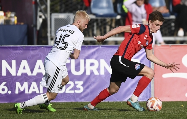 Henri J&auml;rvelaid (vasakul) peab kohtumist Tammekaga trib&uuml;&uuml;nilt j&auml;lgima. Foto: Sergei Stepanov