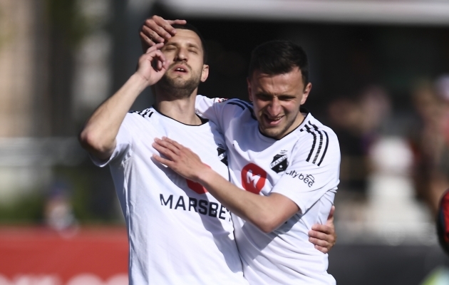 Aleksandr Volkov (vasakul) ja Maksim Gussev v&auml;ravat t&auml;histamas. foto: Sergei Stepanov