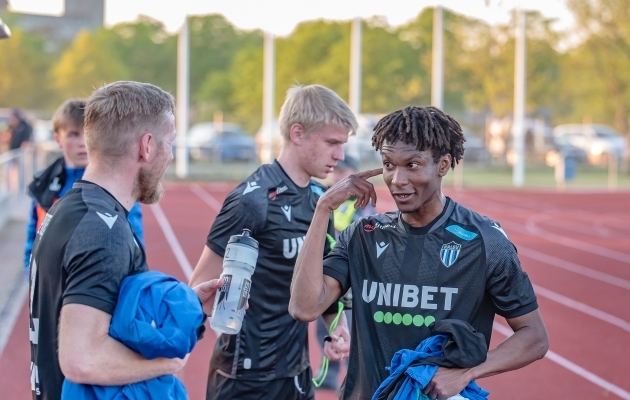 Foday Trawally sekkus vahetusest ja l&otilde;i Kuressaarele kaks v&auml;ravat. Teine vahetusmees Ats Purje m&auml;ngis samuti h&auml;sti. Foto: Allan Mehik