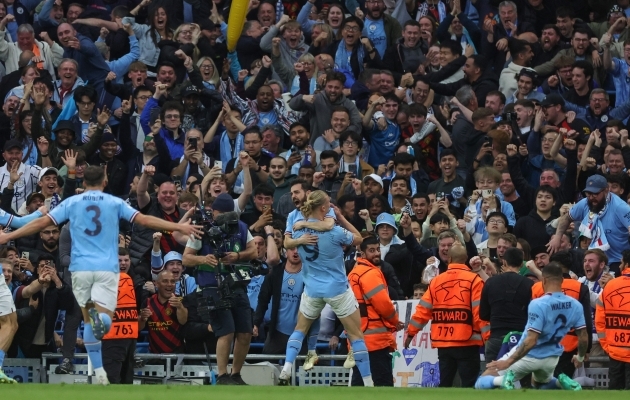 Manchester City mängijad fännidega väravat tähistamas. Foto: Scanpix / Mark Cosgrove / News Images