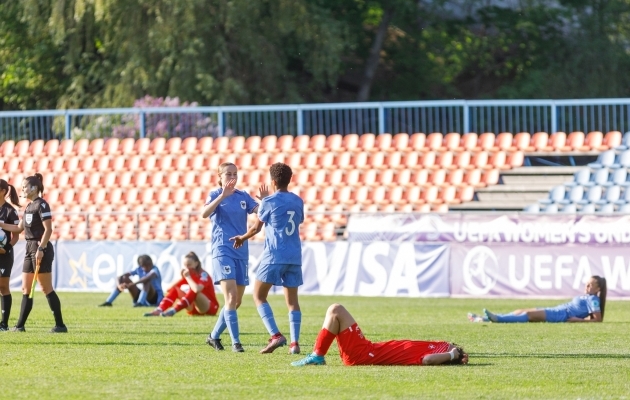 Kadrioru staadioni murul lebasid lõpuvile järel mõlema naiskonna esindajad - kes kurbusest, kes rõõmust. Foto: Oliver Tsupsman