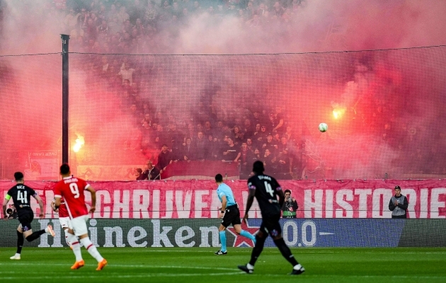 AZ Alkmaari fännid sigatsesid poolfinaalmängu ajal ning järel. Foto: Scanpix / Ed van de Pol / ANP / AFP