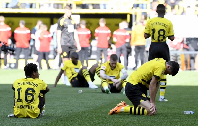 Dramaatiline lõpplahendus: esimesel pooltunnil lagunenud Dortmund kinkis meistritiitli Bayernile