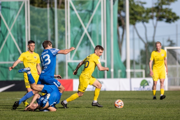 Pavel D&otilde;mov palliga vastaseid s&otilde;lme ajamas. Foto: Brit Maria Tael