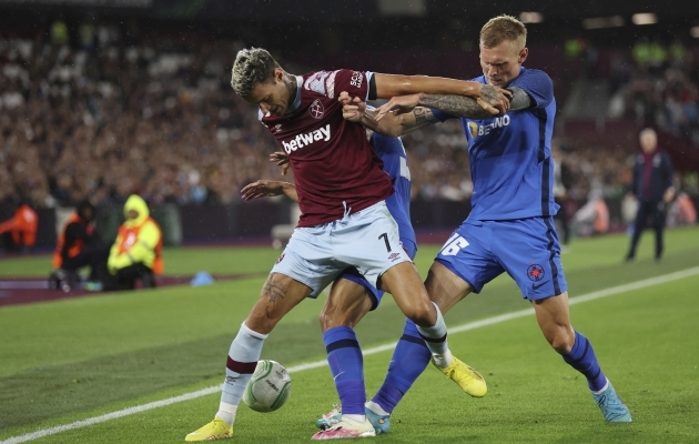 Joonas Tamm võitluses West Hami ründaja Gianluca Scamaccaga. Foto: Scanpix / AP Photo / Ian Walton