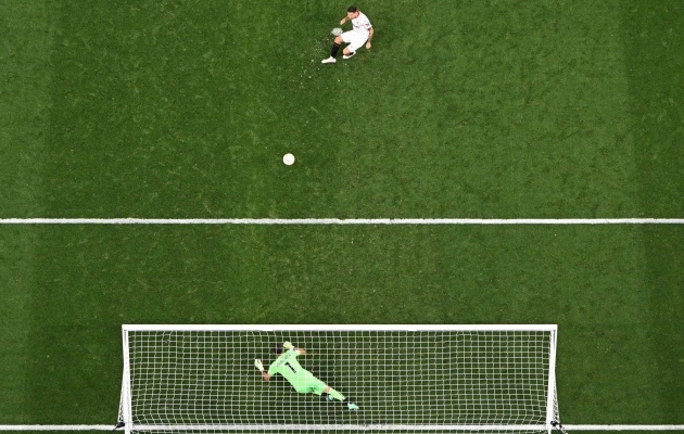 Rui Patricio lahkus enne Gonzalo Montieli lööki väravajoonelt ja seetõttu läks Sevilla neljas penalti kordamisele. Teisel katsel valis Montiel erineva nurga, kunas Patricio hüppas samas suunas. Foto: Scanpix / AFP / Odd Andersen