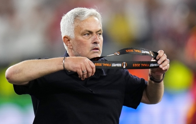 Jose Mourinho vaatab Roma järgmist nelja mängu tribüünilt. Foto: Scanpix / AP Photo / Petr David Josek