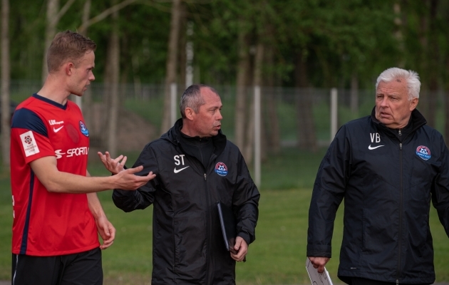 Transi treenerid Sergei Terehhov (keskel) ja Valeri Bondarenko (paremal). Foto: Liisi Troska / jalgpall.ee