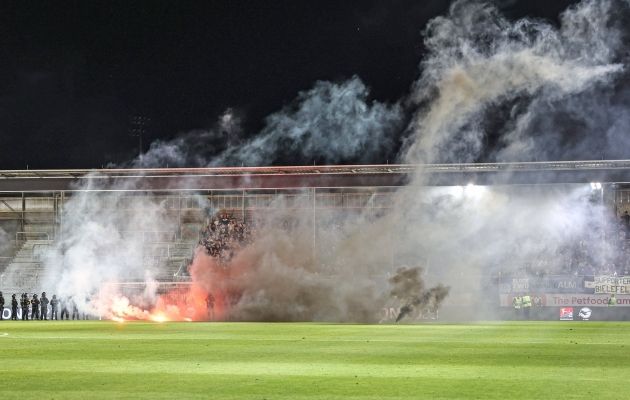 Bielefeldi Arminia fännide märatsemine seiskas üleminekumängu 20 minutiks