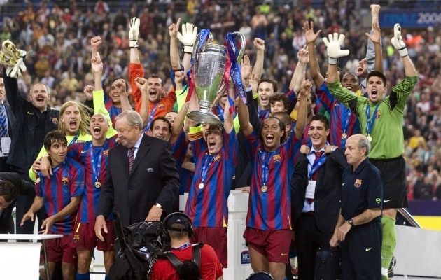 FC Barcelona 2006. aasta karikavõidu alustaladeks olid teiste seas legendaarsed Ronaldinho, Samuel Eto'o ja Carles Puyol. Pingilt tõstsid pead Xavi ja Anders Iniesta. Foto: Scanpix / Imago / Sven Simon