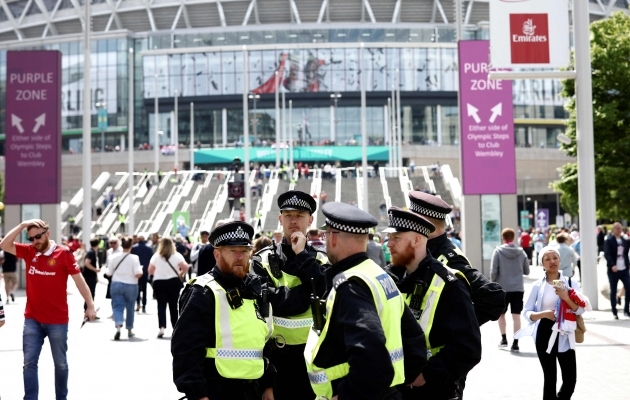 Politseinikud Wembley staadioni juures enne Inglismaa karikafinaali. Foto: Scanpix / Henry Nicholls / AFP