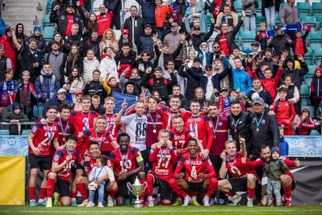 Narva Transi meeskond koos fännidega karikavõitu tähistamas. Foto: Katariina Peetson / jalgpall.ee