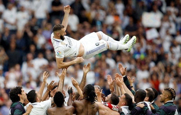 Real Madridist lahkuv Karim Benzema sai meeskonnakaaslaste abiga pärast lõpuvilet korraliku õhulennu. Foto: Scanpix / Reuters / Juan Medina
