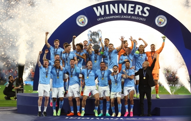 Manchester City meeskond Meistrite liiga võidukarikaga tähistamas. Foto: Scanpix / Matthew Childs / Reuters