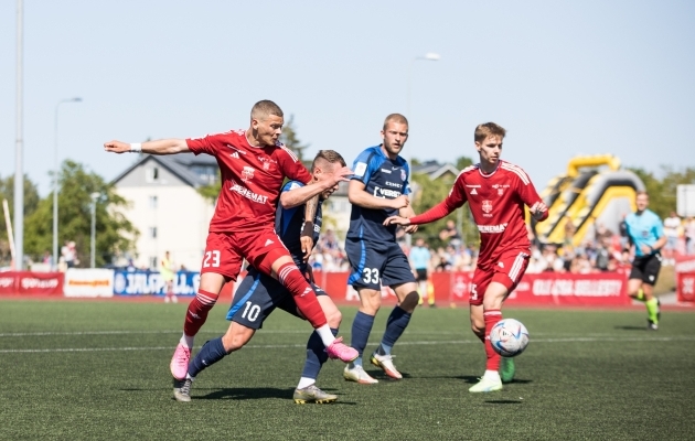 Daniil Rudenko (vasakul) Paide vastu v&otilde;itlemas. Foto: Katariina Peetson / jalgpall.ee