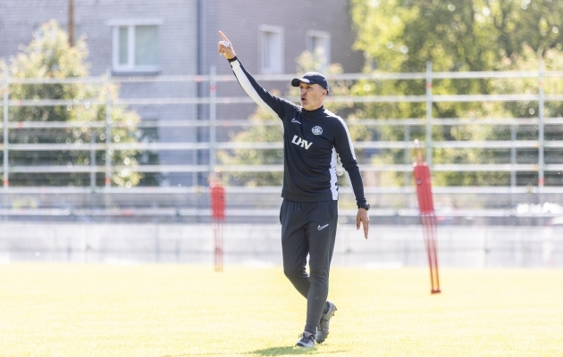 R&uuml;nnakulahenduste l&auml;bim&auml;ngu puhul juhendas peatreener Thomas H&auml;berli meeskonda pidevalt ja tegi harjutuses sageli pause, et mingeid talle silma hakanud n&uuml;ansse korrigeerida. Foto: Brit Maria Tael