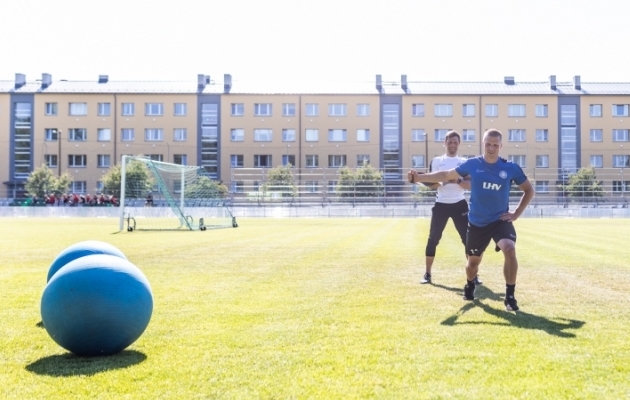 Henrik Ojamaa tegi t&auml;nases trennis harjutusi f&uuml;sioterapeudi Priit Lehismetsa n&auml;pun&auml;idete j&auml;rgi. Foto: Brit Maria Tael