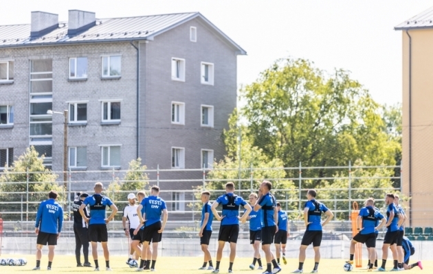 Kiire koosolek enne r&uuml;nnakulahenduste l&auml;bim&auml;ngu. Foto: Brit Maria Tael