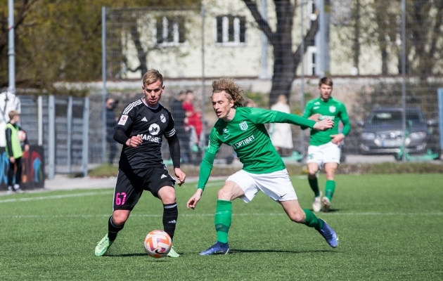 Ilja Antonov (vasakul) on t&auml;navu saanud Premium liigas &uuml;heksa kaarti, neist kaheksa olid kollased. Foto: Katariina Peetson / Jalgpall.ee