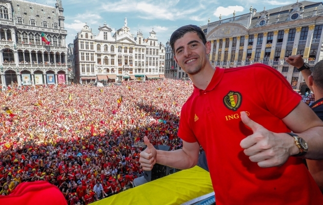 Siis, kui kõik oli veel väga hästi ehk aasta 2018, kui Belgia võitis MM-il pronksmedali, mida Thibaut Courtois meeskonda Brüsseli keskväljakule kogunenud rahvaga tähistab. Foto: Scanpix / Reuters / Yves Herman