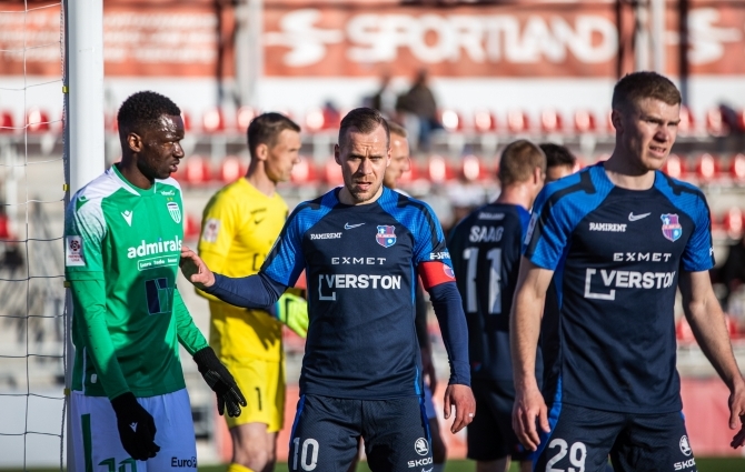 Levadia kohtub edu korral Flora tunamulluse alagrupikaaslasega, Trans rootslastega