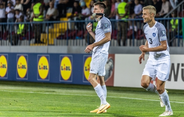 Kas panna alumiseks poolkaitsjaks Mattias K&auml;it v&otilde;i Marco Lukka? Aserite vastu langes Thomas H&auml;berli valik K&auml;idile, Lukka p&auml;ralt j&auml;i parem &auml;&auml;r. Foto: Brit Maria Tael