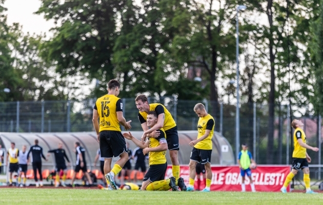 Uku K&otilde;rre uskumatu l&otilde;pplahenduse j&auml;rel v&auml;ljakul p&otilde;lvili. Foto: Brit Maria Tael