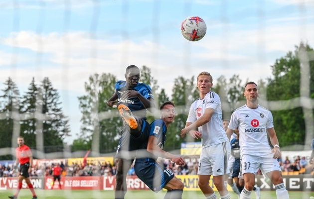 V&auml;ravav&otilde;rku sihtisid m&otilde;lemad meeskonnad hoolega, aga sahisema panna ei suutnud seda l&otilde;puks kumbki. Foto: Liisi Troska / jalgpall.ee