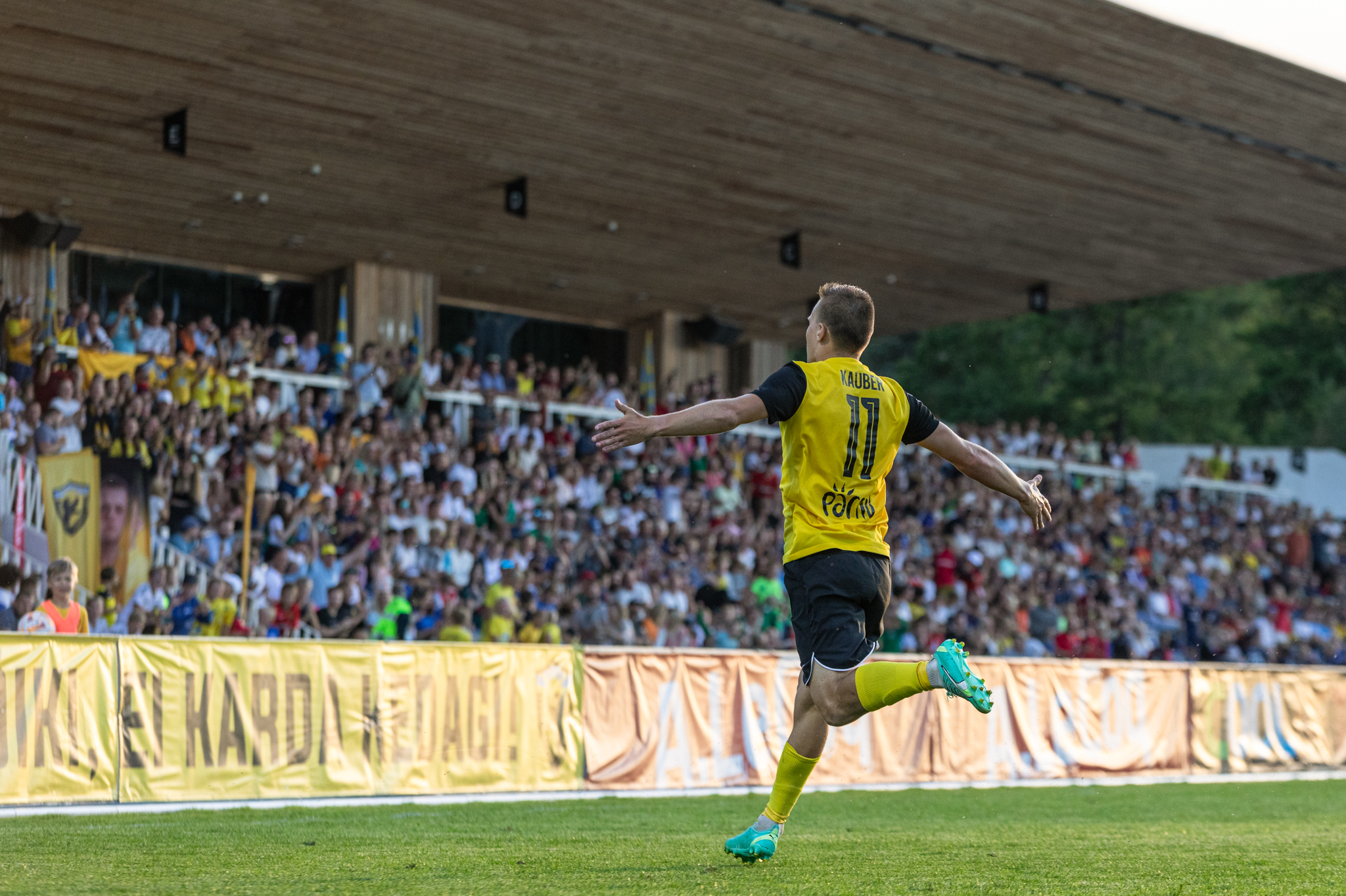 Kauber ja Pärnu publik! Foto: Katariina Peetson / jalgpall.ee