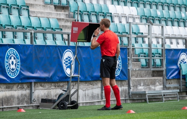 Peakohtunik Martti Pukk kontrollis, kas Transi tabamus loeb v&otilde;i mitte. Foto: Liisi Troska / Jalgpall.ee