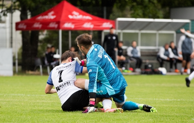Marko Meerits ja Arseni Kovalt&scaron;uk maadlesid omavahel k&otilde;vasti. Foto: Katariina Peetson / jalgpall.ee