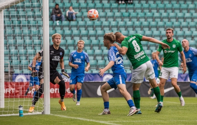 Richard Aland m&auml;ngus Flora vastu Tammeka v&auml;ravat kaitsmas. Foto: Katariina Peetson / jalgpall.ee