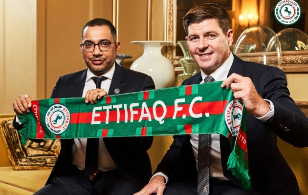 Steven Gerrard (paremal) koos Al Ettifaqi president Khaled Al Debeliga. Foto: Scanpix / AFP Photo / HO / Al Ettifaq Football Club