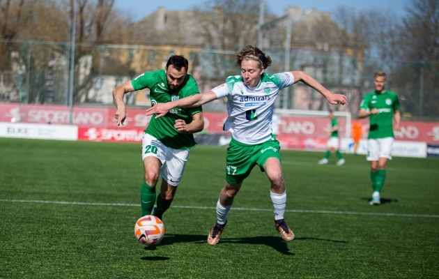 Casper Nicolas Lugtmeijer (valges) võitlemas Sergei Zenjoviga. Foto: Katariina Peetson / Jalgpall.ee