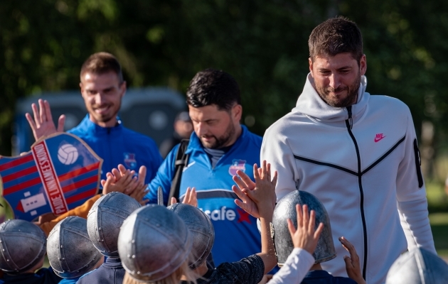 Ivan Stojkovic noortele rüütlitele patsu löömas. Foto: Liisi Troska / jalgpall.ee