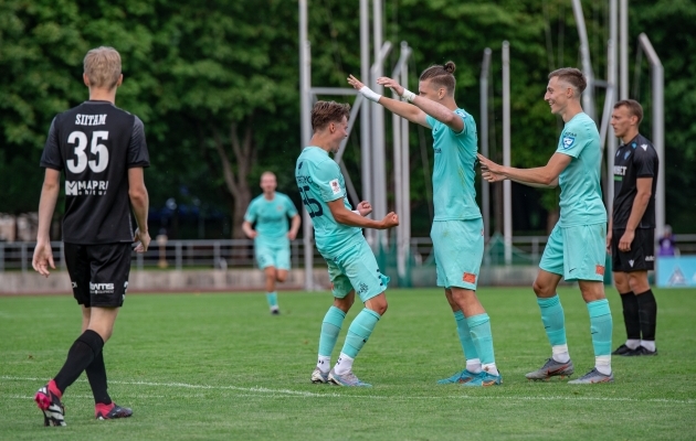 Kuressaare hingab Kalevile kuklasse. Foto: Liisi Troska / jalgpall.ee